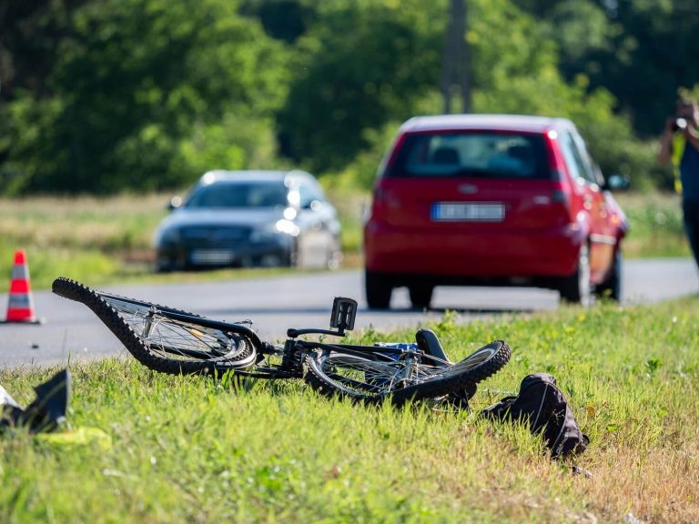 Halálra gázoltak egy női kerékpárost Halomnál, képeken a tragédia helyszíne