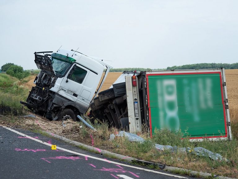 Helyszíni képek a szedresi kamionbalesetről