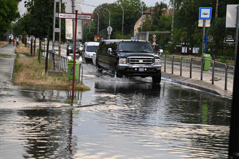 Folyamatosan dolgoznak a viharkárok felszámolásán, jelentős késések a dunántúli vasútvonalakon