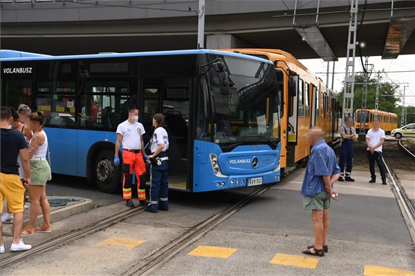 Összeütközött egy busz és egy villamos a fővárosban – képek a helyszínről