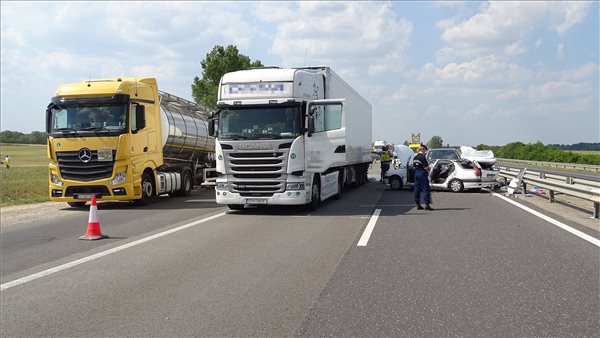 Megrázó fotók az M5-ösön történt tragikus balesetről