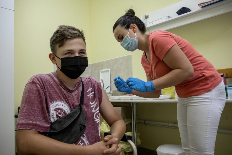 Rusvai szakmai véleménye a vakcinák keverésről a harmadik oltások előtt