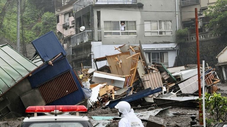 Két ember elhunyt, 20-an eltűntek a súlyos japán földcsuszamlások következtében