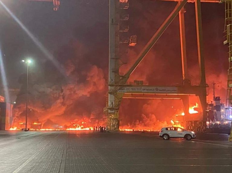 Felrobbant egy hatalmas teherszállító hajó Dubaj partjainál