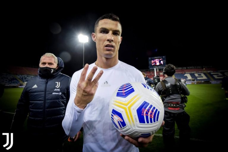 Ronaldo ismét kockás hasat villantott, Christian Dior párnák a háttérben
