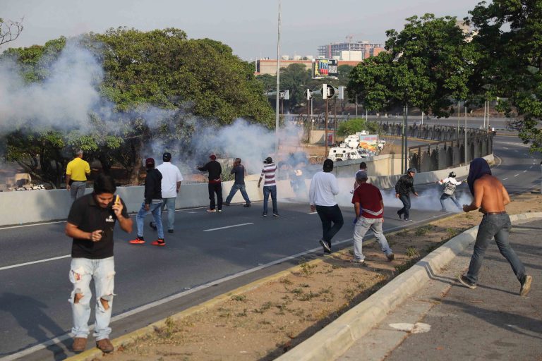 Legkevesebb 26-an meghaltak a venezuelai rendőrség és a helyi bűnbandák összecsapása során