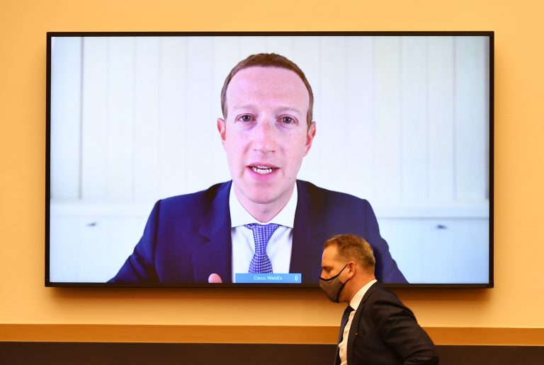 „Zuckerbergnek börtönbe kell mennie, amiért a Facebookos vakcina-álhírek embereket öltek meg”