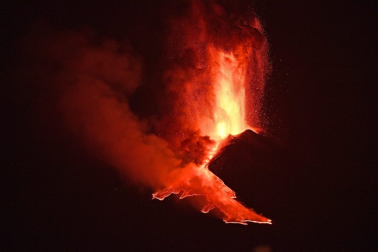 Lélegzetelállító felvételeken az Etna újabb kitörése