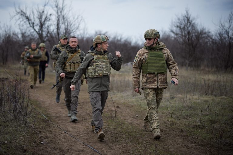 Magassarkúban kellett vonulnia az ukrán hadsereg női tagjainak