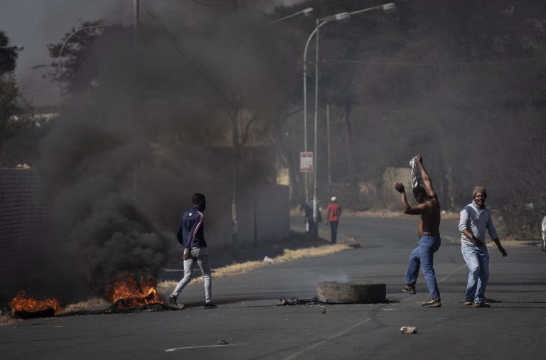 Egyre erőszakosabbak a tüntetések Dél-Afrikában, már 32-en elhunytak