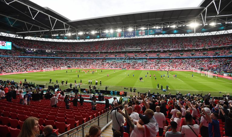 Videó a jegy nélküli Wembley-ostromlókról – mintha csak tömegverekedésbe csöppentünk volna