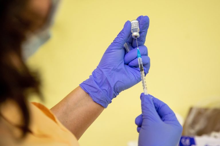 Újabb országban teszik kötelezővé a koronavírus-vakcinát