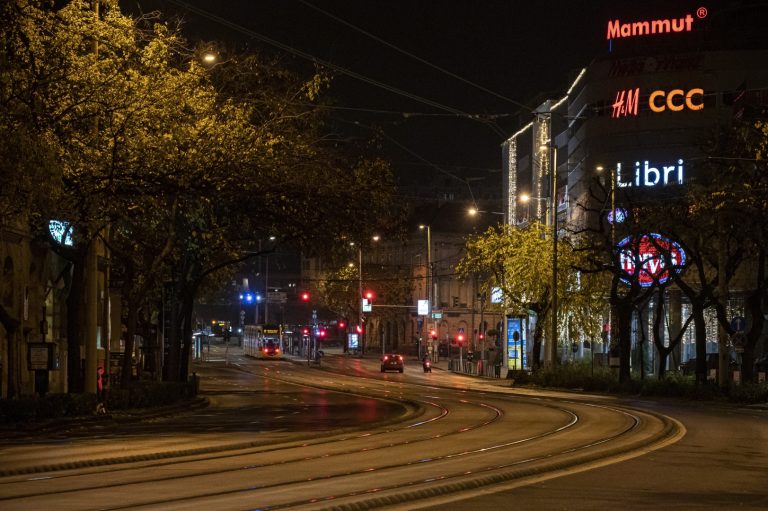 Öt ember sérült meg a Margit-körúton, villamos és autó ütközött