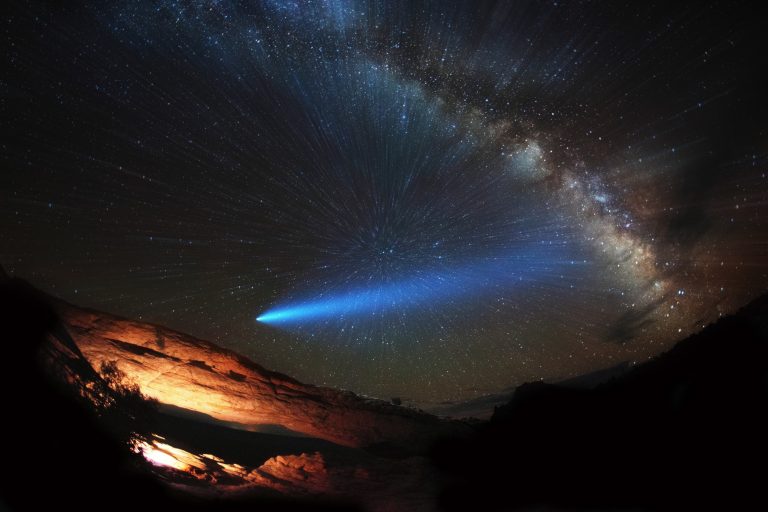 Videón, amint beragyogja az égboltot egy hatalmas aláhulló meteor