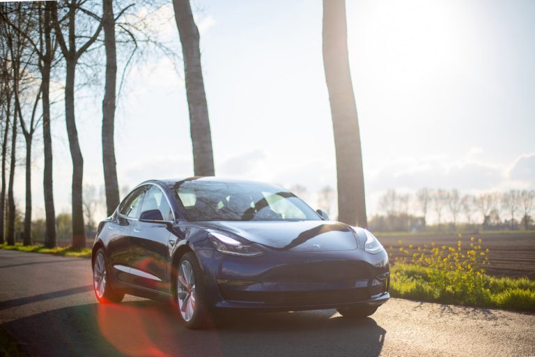 Szárnyalnak a Tesla részvényei, sosem adtak el annyi autót, mint idén