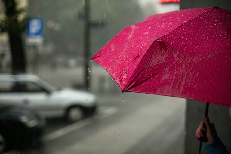 A szerda hajnali sáros eső után holnap is záporok, zivatarok várhatók