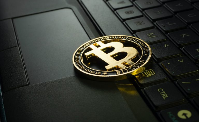 Így pusztítanak el egy úthengerrel több száz bitcoinbányász számítógépet