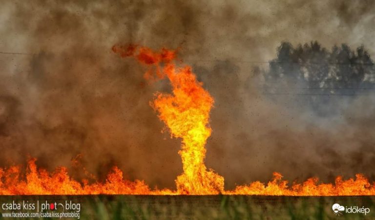 Órási tűztornádót és füstördögöt kaptak lencsevégre Pécsen