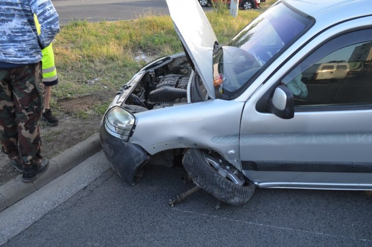 M3-as bevezető: büntetőfékező sofőr miatt ütközött betonfalnak egy autó