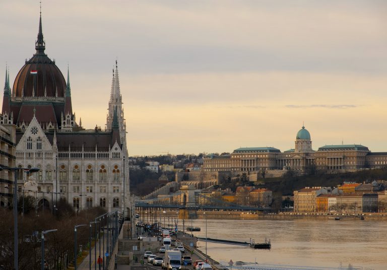 Vízirendőrök mentettek ki a Duna erős sodrásából egy elmerülő férfit