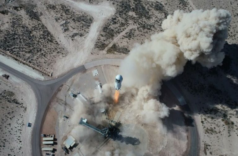 Kedden szállhat fel először a Blue Origin turistákat szállító űrhajója Jeff Bezosszal és társaival