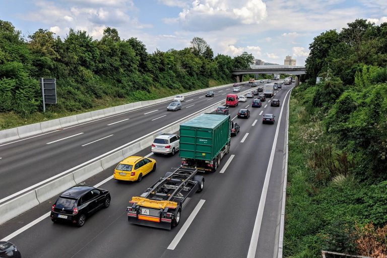 Több autó is karambolozott az M7-esen Balaton felé, a 102-es úton szintén