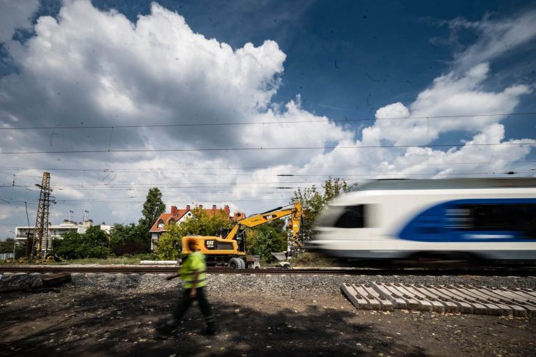 Vonatbaleset történt Táborfalvánál, Dabason kisteherautó karambolozott személyautóval