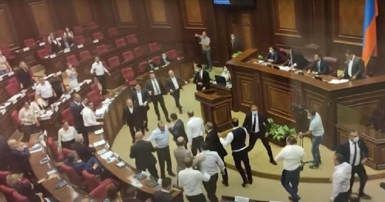 Micsoda példamutatás: tömegverekedés tört ki az örmény parlamentben, kétszer