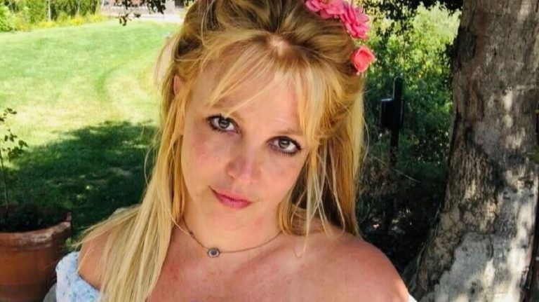 Britney Spears legújabb félmeztelen sorozata, kezeivel takarja a melleit