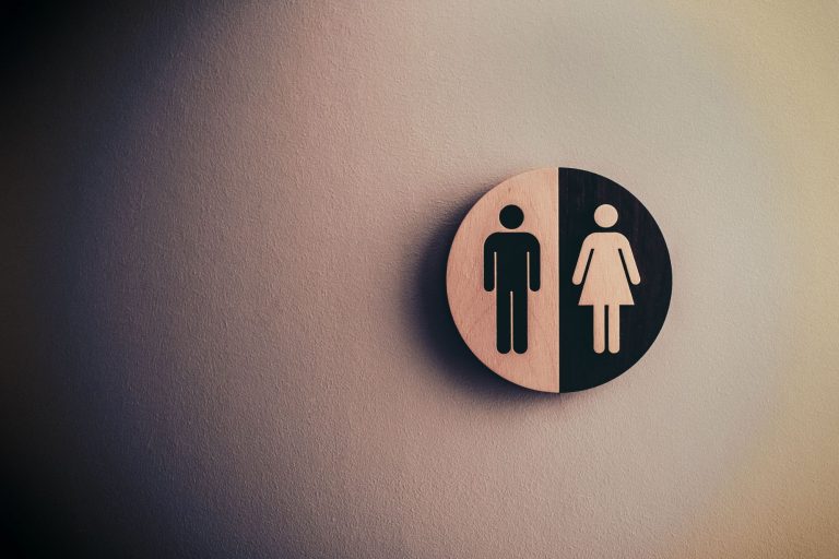 Egy iskola 384 millió forintnyi kártérítést fizet egy transznemű diáknak, akit nem engedtek be a fiú mosdóba