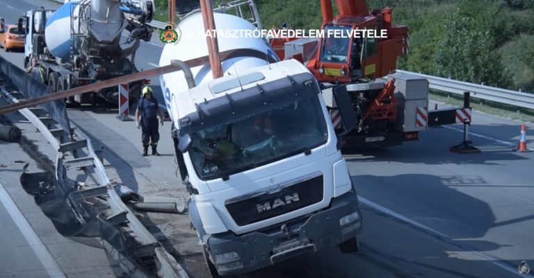 Videón a szalagkorlátnak ütközött, majd felborult teherautó műszaki mentése az M0-sról