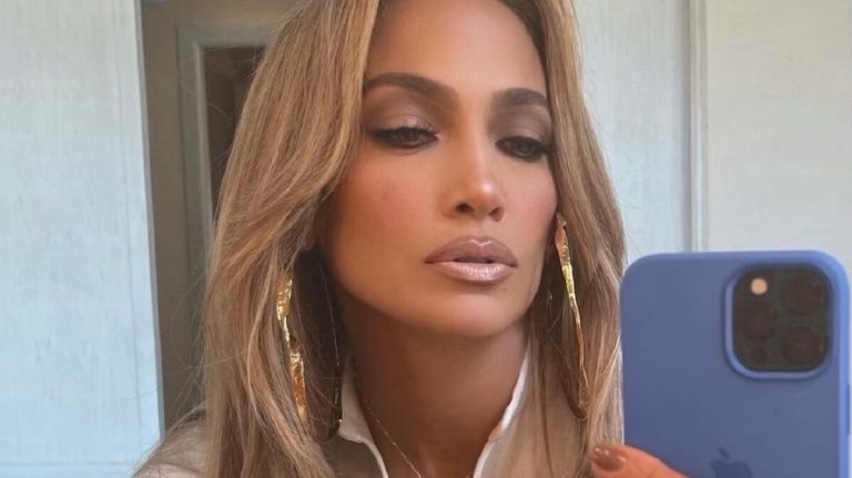 Káprázatos ruhában jelent meg Jennifer Lopez, szuper-elegáns