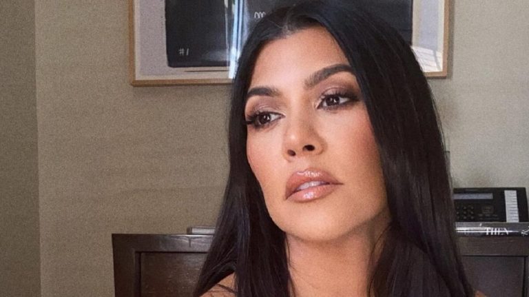 Ilyen pengén néz ki 42 évesen bikiniben Kourtney Kardashian