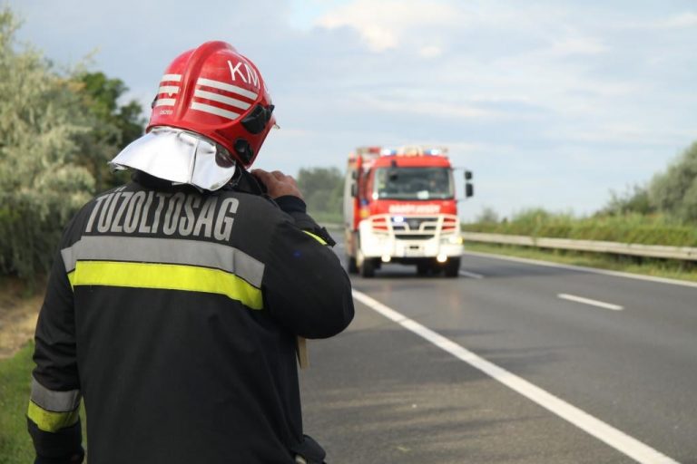 Kigyulladt egy autó az M7-esen, egy sávon halad a forgalom