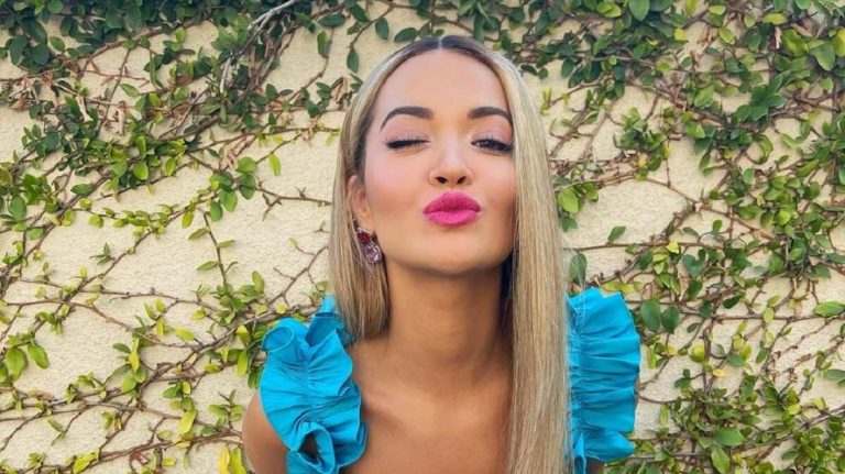 Rita Ora párizsi szettje maga a különlegesség, ez ám a divat!