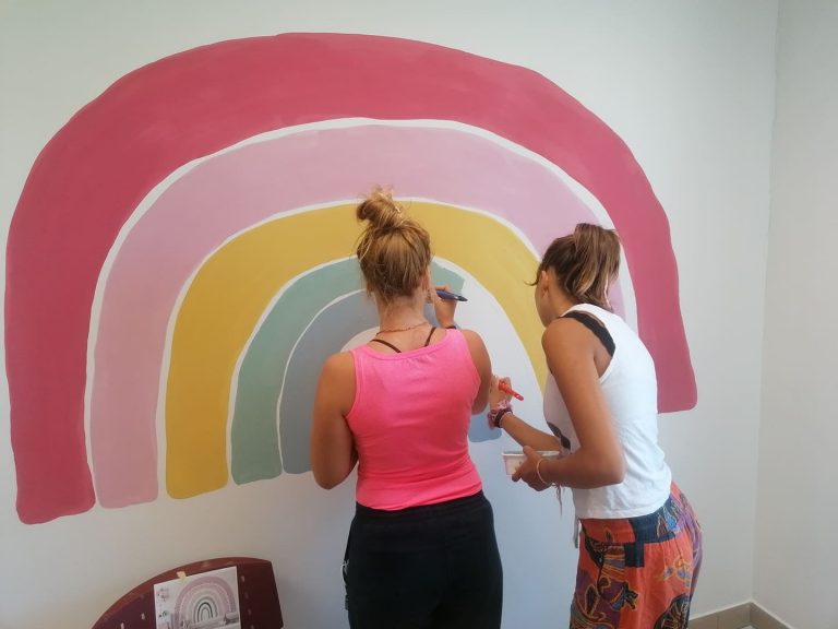 Kifestette a gyermekorvosi rendelőt egy civil szervezet Kőszegen, az önkormányzat kiakadt