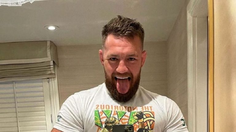 Hihetetlen: Conor McGregor 5 héttel a horrorisztikus lábsérülése után már kerékpározik