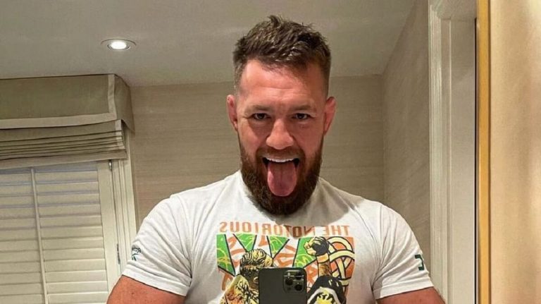 Már a saját lábán áll Conor McGregor, pár héttel a súlyos sérülése után