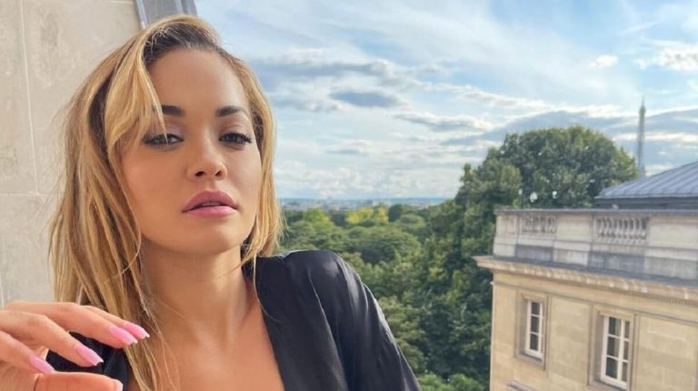 Sokkot kaptunk Rita Ora szexi rucijától