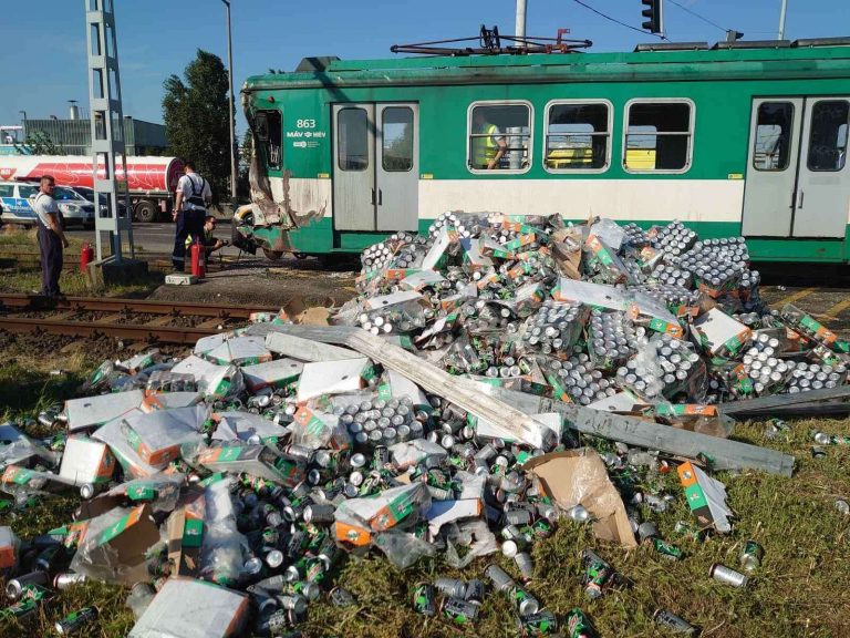 Helyszíni képek érkeztek a kamionbalesetről, amiben összeroncsolódott egy HÉV