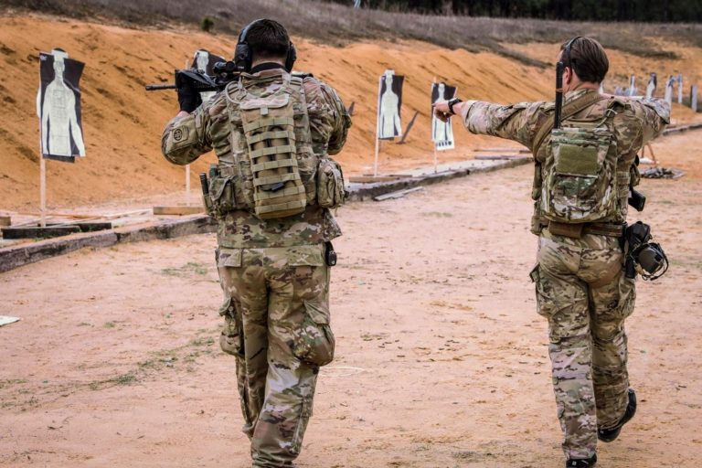 A tálibok amerikaiakat kísértek a kabuli repülőtér kapujához egy, az USA-val kötött titkos megállapodás keretében