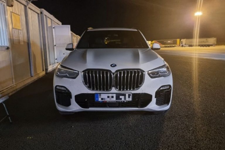 25 millió forint értékű körözött X5-ös BMW-t fogtak a magyar rendőrök a határon