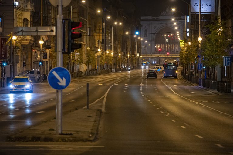 Hétfőtől ismét irányonként két sávon közlekedhetnek az autósok a Rákóczi úton