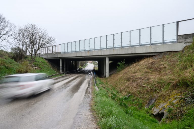 Egy gyermek megsérült, miután 11 autó ütközött össze az M7-es mindkét érdi oldalánál