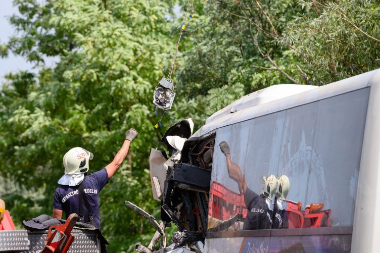 M7-es busztragédia: Hét nő és a sofőr életét vesztette, a busz pedig legutóbb márciusban volt műszaki vizsgálaton