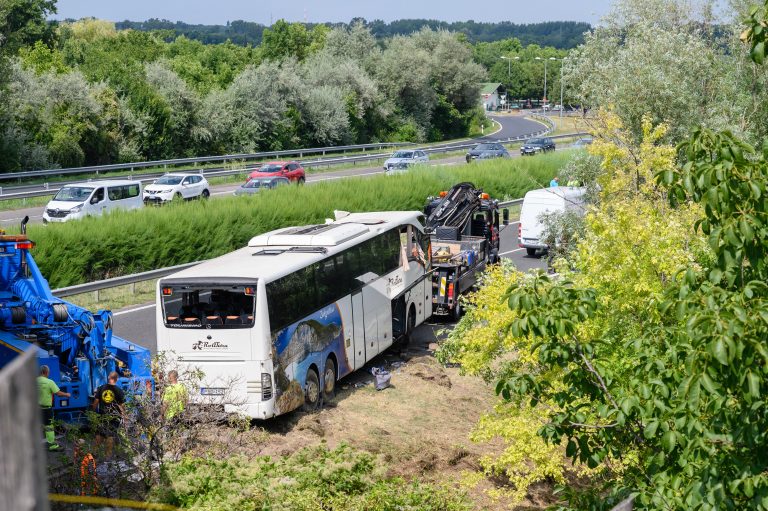M7-es busztragédia: 9-re emelkedett a halálos áldozatok száma