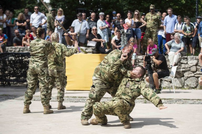 Nettó 200 ezer forintot tehetnek zsebre a kezdő katonák