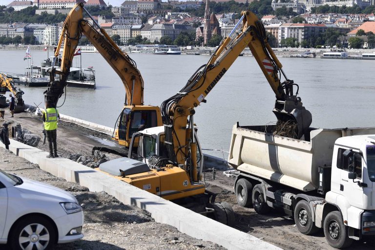 Folytatódik a pesti alsó rakpart átépítése, fontos elemek kerülnek a helyükre