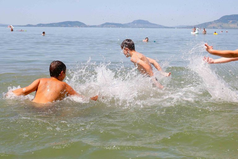 Megtelt vizelettel a Balaton, ami miatt romlott a víz minősége