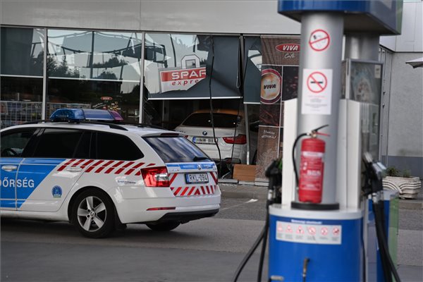 Dodzsem Budapesten: egy BMW-s letarolt egy benzinkutat (képek)